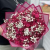 101 малиновая роза Вайлд Калипсо с гипсофилой