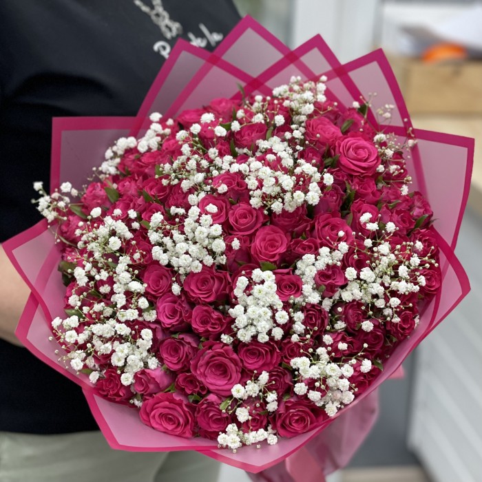 101 Малиновая роза Вайлд Калипсо с гипсофилой