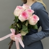 5 розовых роз Мандала 60 см