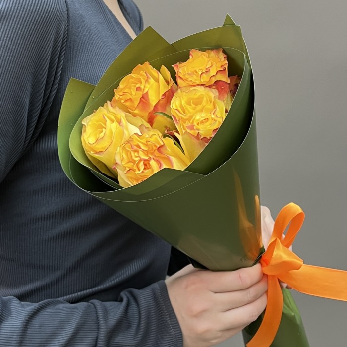 5 пионовидных роз Нью Флеш 40 см