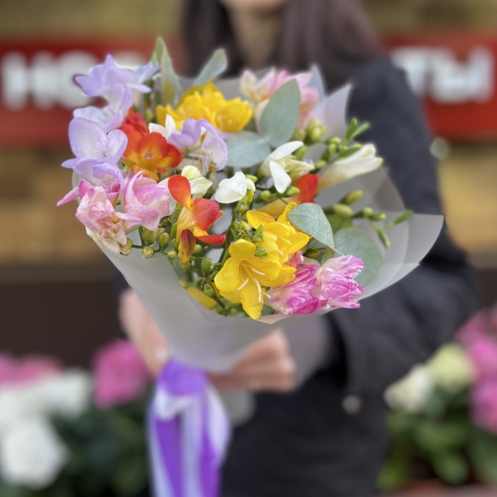 15 фрезий Микс с эвкалиптом