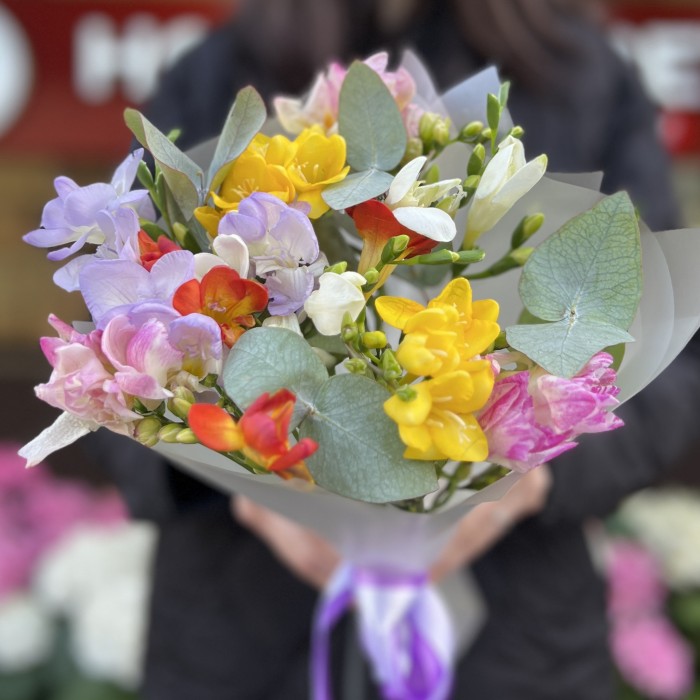 15 фрезий Микс с эвкалиптом