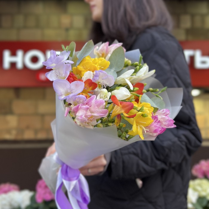 15 фрезий Микс с эвкалиптом