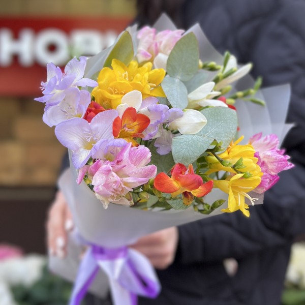 15 фрезий Микс с эвкалиптом