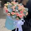 11 кустовых роз Тралала в голубой коробке