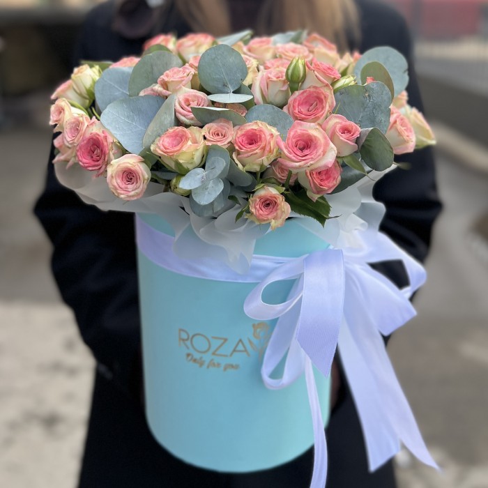 11 кустовых роз Тралала в голубой коробке