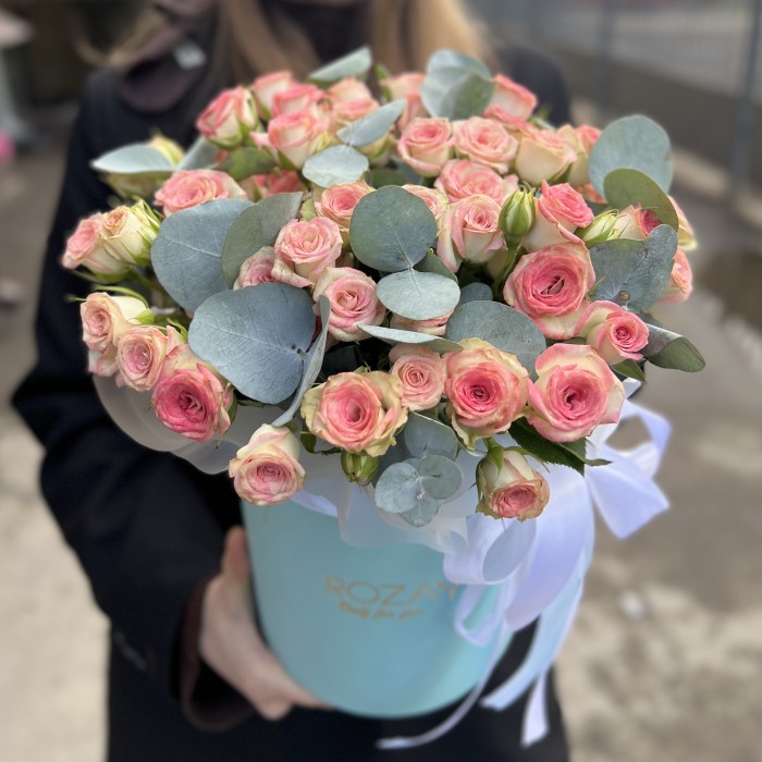 11 кустовых роз Тралала в голубой коробке