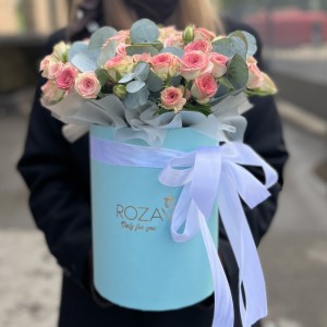 11 кустовых роз Тралала в голубой коробке