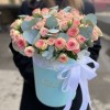 11 кустовых роз Тралала в голубой коробке