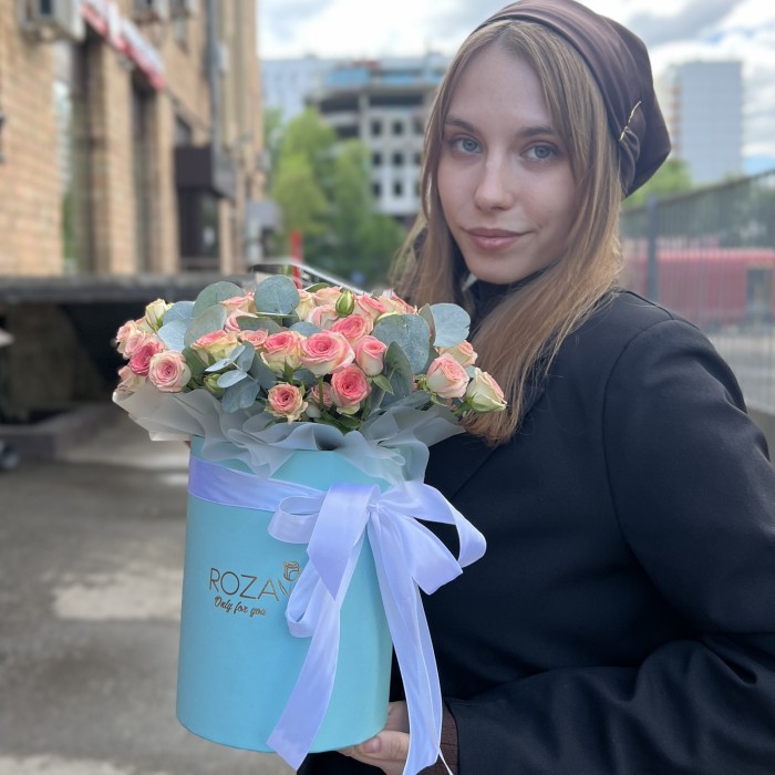 11 кустовых роз Тралала в голубой коробке