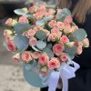 11 кустовых роз Тралала в голубой коробке