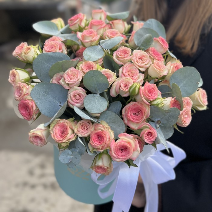 11 кустовых роз Тралала в голубой коробке