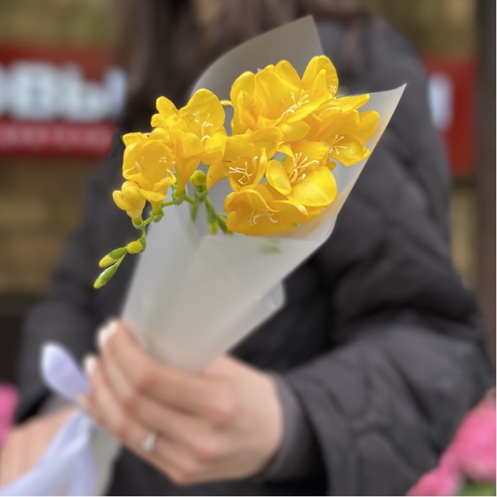 3 жёлтые фрезии в упаковке