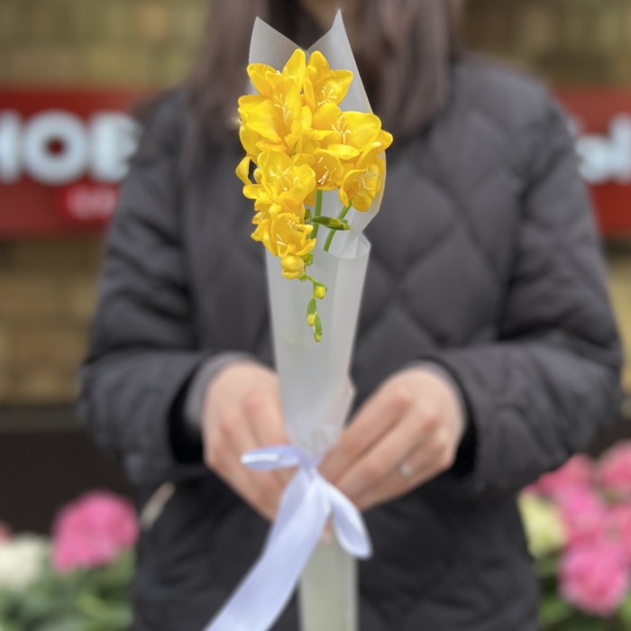 3 жёлтые фрезии в упаковке