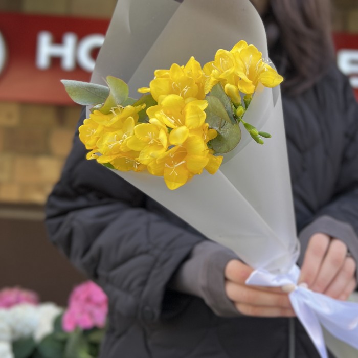 5 желтых фрезий с эвкалиптом