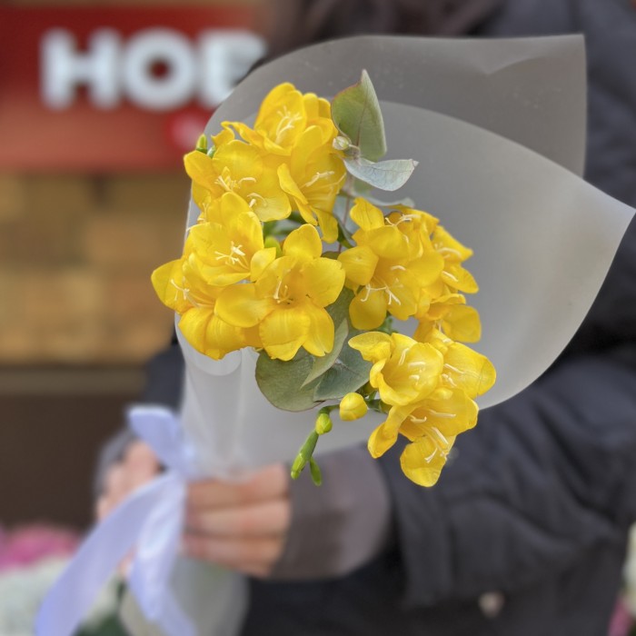 5 желтых фрезий с эвкалиптом