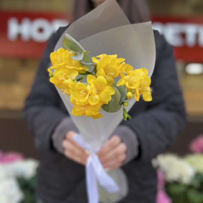 5 желтых фрезий с эвкалиптом