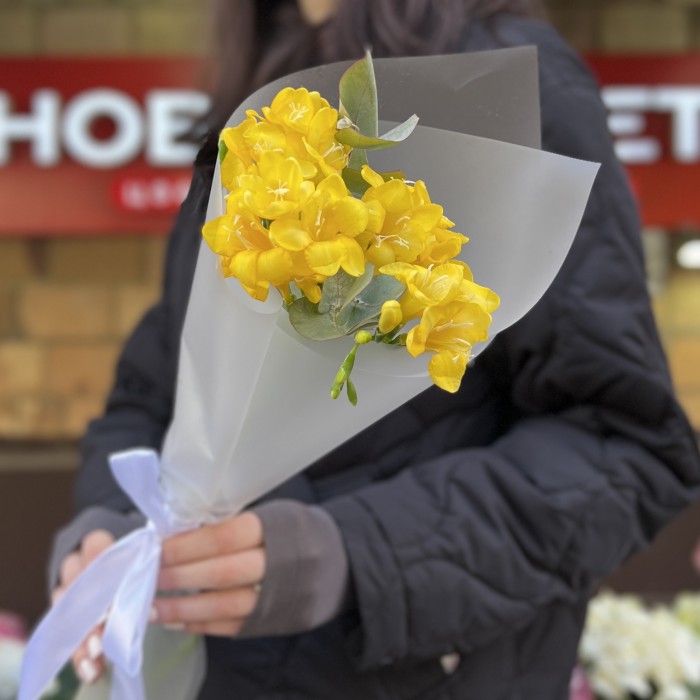 5 желтых фрезий с эвкалиптом