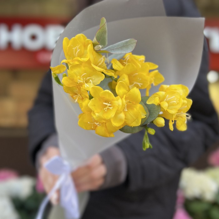 5 желтых фрезий с эвкалиптом