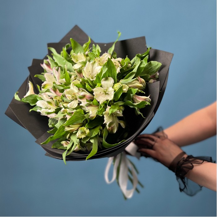 Траурный букет из белых альстромерий