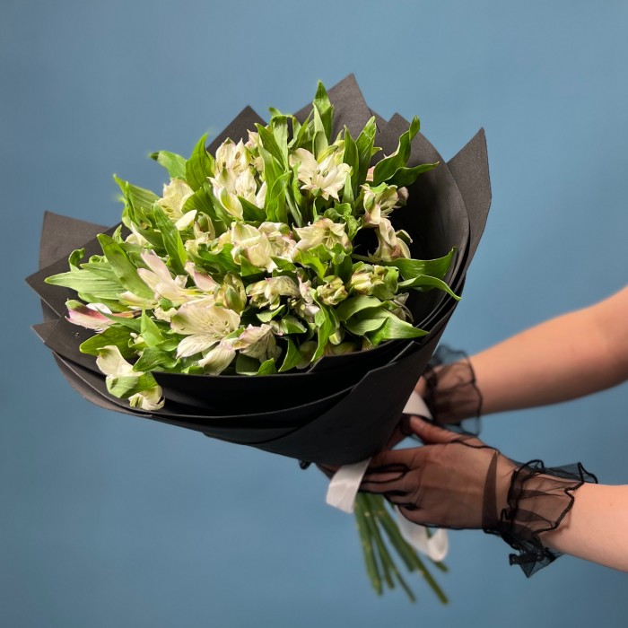 Траурный букет из белых альстромерий