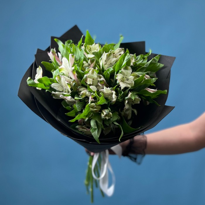 Траурный букет из белых альстромерий