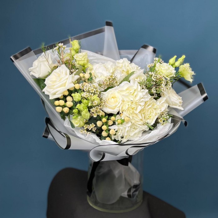 Траурный букет в белых тонах