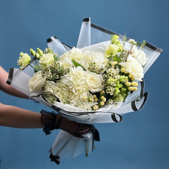 Траурный букет в белых тонах