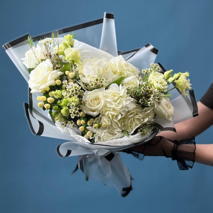Траурный букет в белых тонах