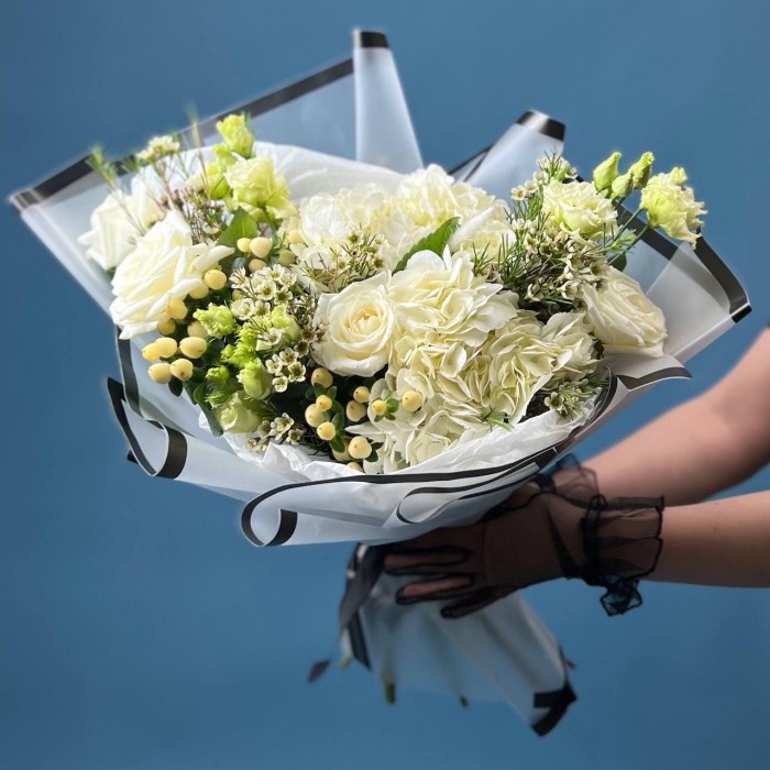 Траурный букет в белых тонах