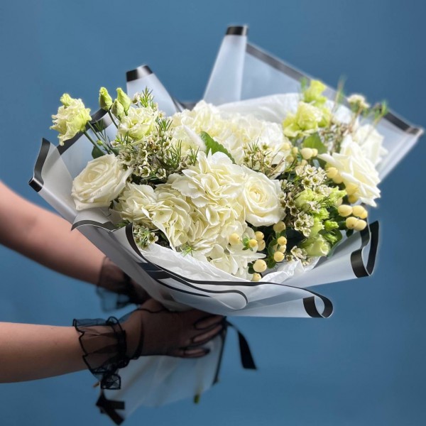Траурный букет в белых тонах