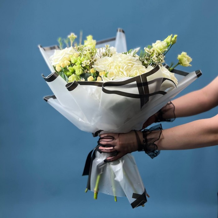 Траурный букет в белых тонах