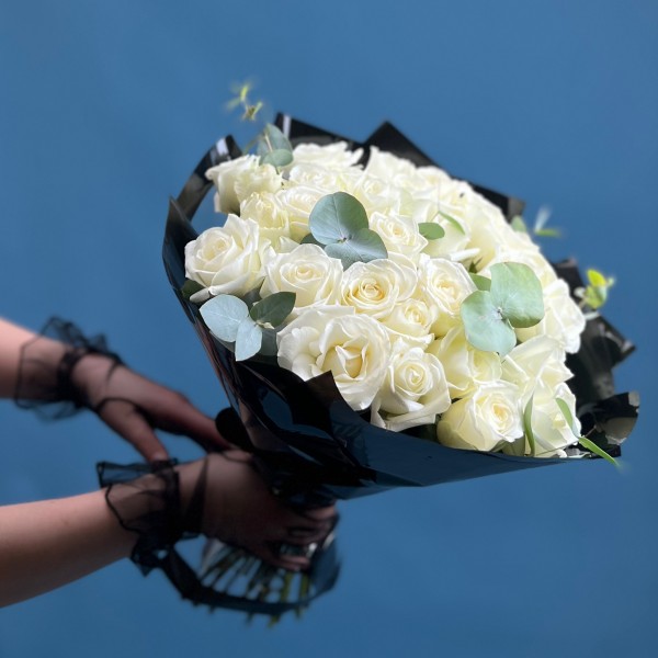 Траурный букет из 30 белых роз в черной упаковке