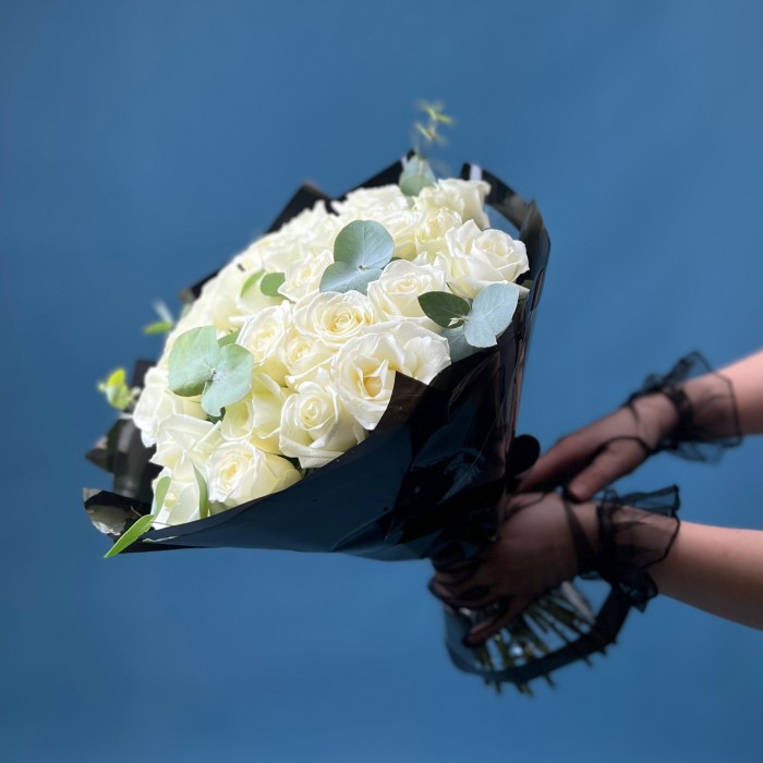 Траурный букет из 30 белых роз в черной упаковке