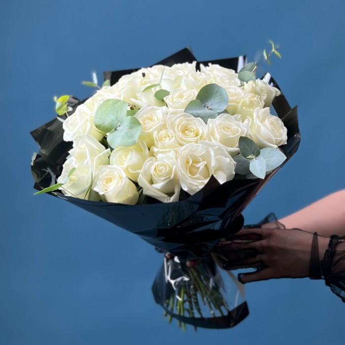 Траурный букет из 30 белых роз в черной упаковке