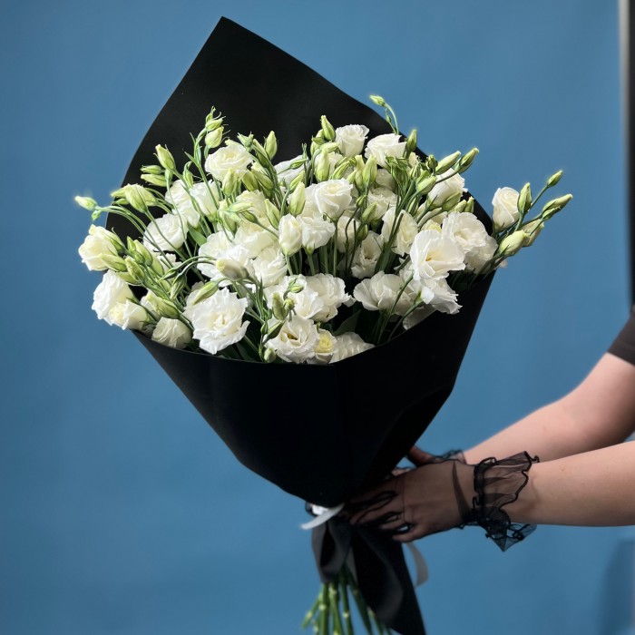 Траурный букет из белой эустомы