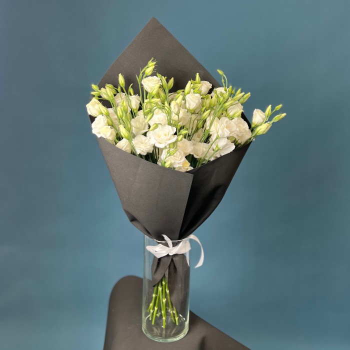 Траурный букет из белой эустомы