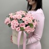 11 кустовых пионовидных розовыз роз Свит Жизель в коробке