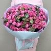 25 кустовых пионовидных розовых роз Жизель 40 см с эвкалиптами