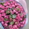 25 кустовых пионовидных розовых роз Жизель 40 см с эвкалиптами