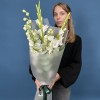 Белый букет дельфиниум и гладиолус