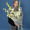 Белый букет дельфиниум и гладиолус