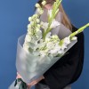 Белый букет дельфиниум и гладиолус