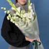Белый букет дельфиниум и гладиолус