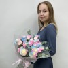 15  радужных розово-голубых роз с эквалиптом