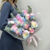 15  радужных розово-голубых роз с эквалиптом