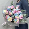 15  радужных розово-голубых роз с эквалиптом