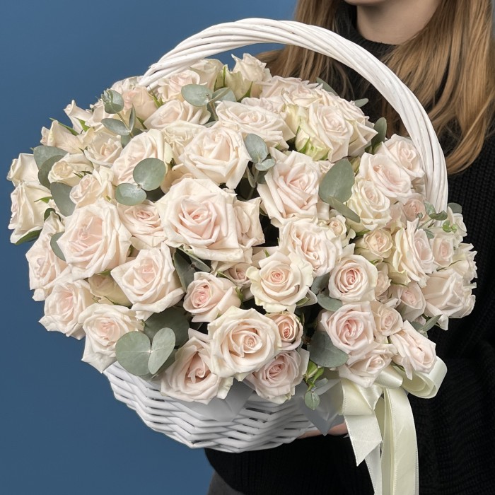 25 светло-розовых кустовых роз Роял Порцелина в корзине