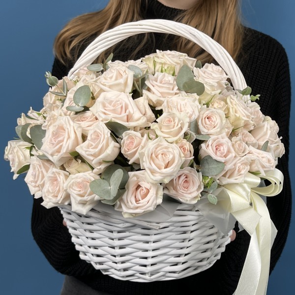 25 светло-розовых кустовых роз Роял Порцелина в корзине