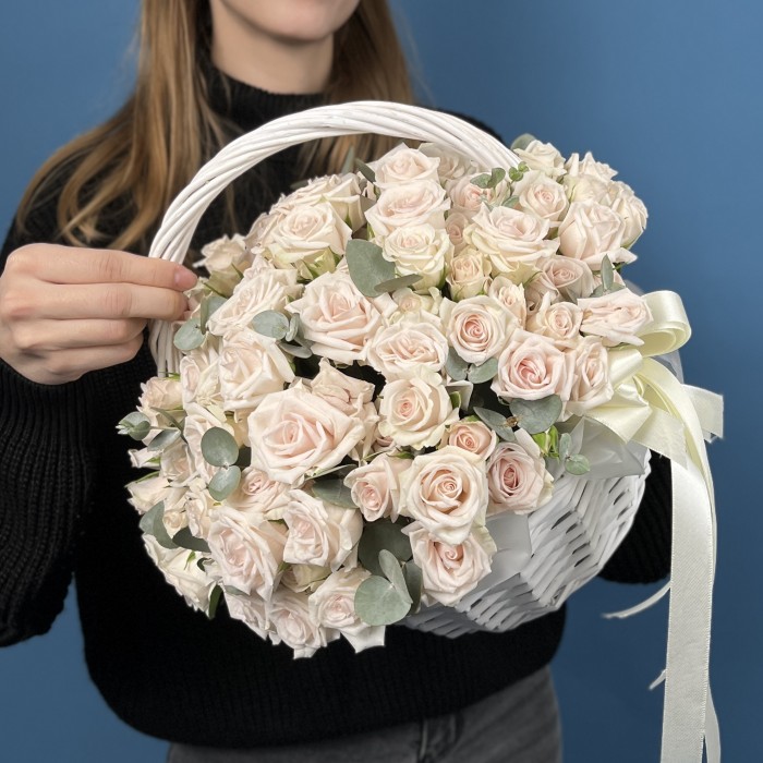 25 светло-розовых кустовых роз Роял Порцелина в корзине